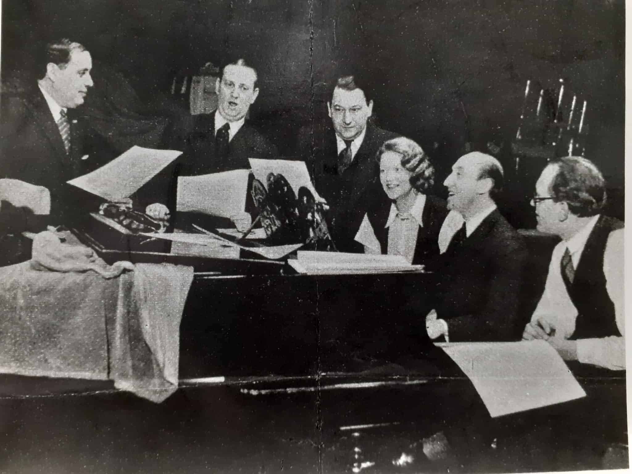 Spoliansky rehearsing Es liegt der Luft in Berlin in 1932