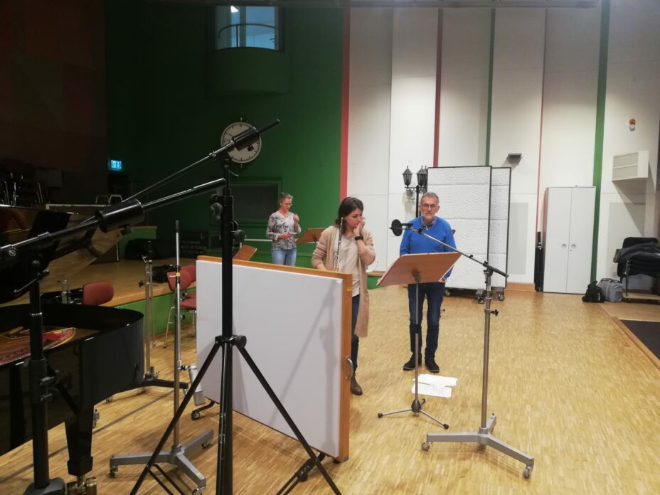 From left to right: flautists Lucie Brotbek Prochaskova and Birgit Ramsl and piccolo player Raphael Leone at the recording session in Zurich in February 2022
