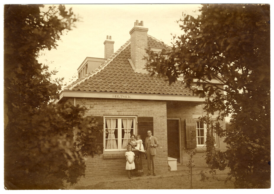 The Diepenbrocks in front of their summer house ‘Holtwick’ in Laren