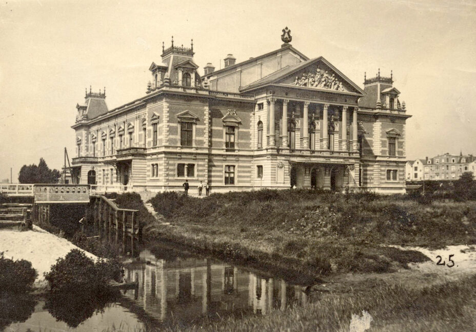 The Concertgebouw in construction in 1887, 
on the outskirts of Amsterdam